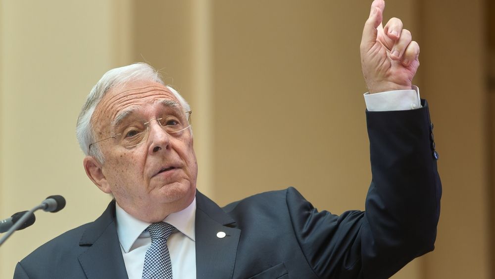 Isărescu cere coaliției să lase „păruielile” și să negocieze: În public trebuie închise toate discuțiile