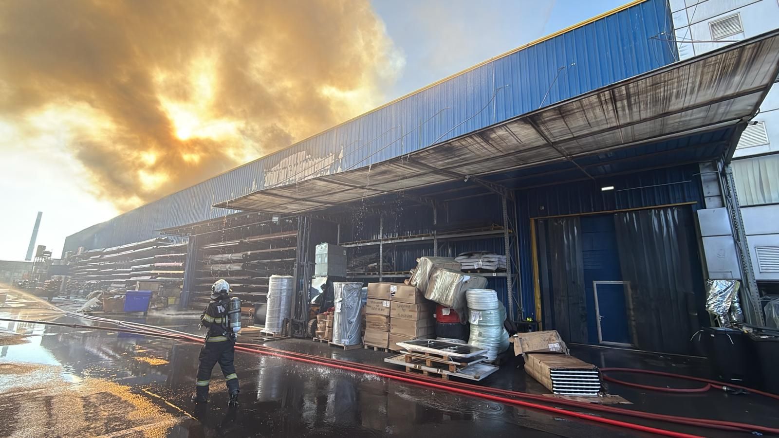 Incendiu la un spațiu de depozitare din Militari: sunt degajări mari de fum