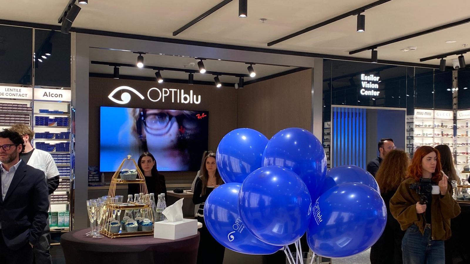 FOTO: OPTIblu se redeschide într-un mare centru comercial din Capitală și aduce tehnologia cabinetelor de specialitate direct în magazin