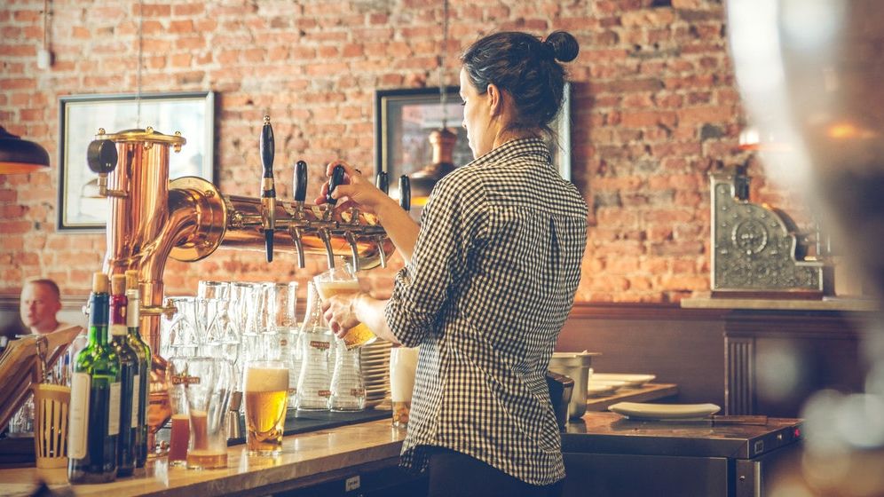 Se caută masiv angajați pentru HoReCa. Românii, în continuare sceptici față de joburile din domeniu