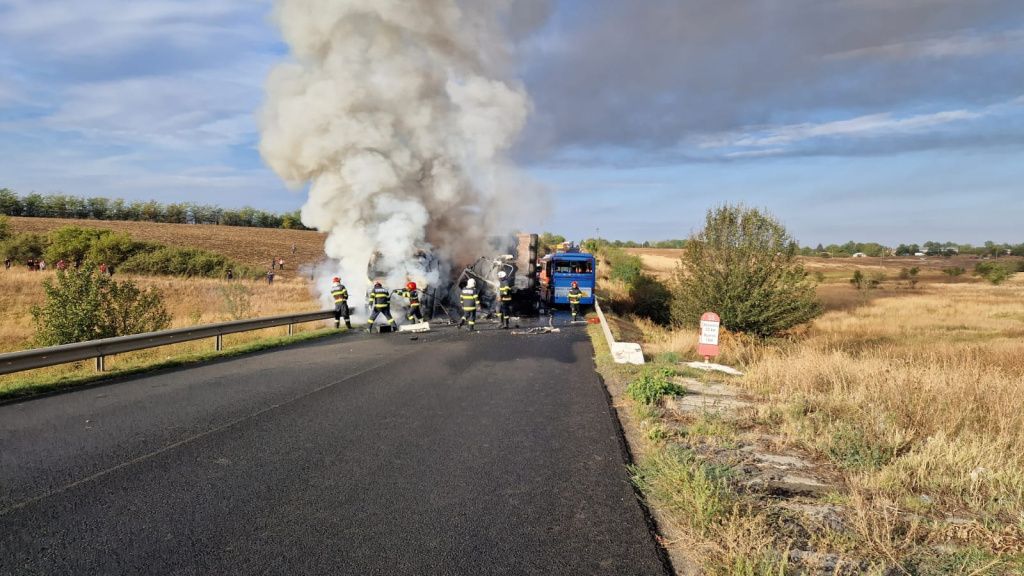 Accident grav în Teleorman, cu două autocare și un tir. În urma accidentului a izbucnit și un i - Imagine 4