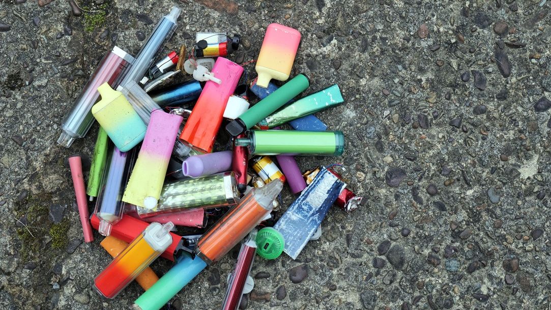 Riscurile țigărilor electronice. Medic: Pot provoca pneumonie chimică. Pe termen lung, risc de infarct şi AVC