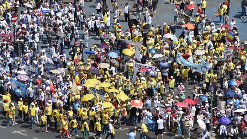 FOTO: A treia săptămână de foc în educație. Profesorii sunt tot în stradă și merg din nou la Cotroceni. „Greva nu e doar pentru bani. Educația de calitate se face cu formare”