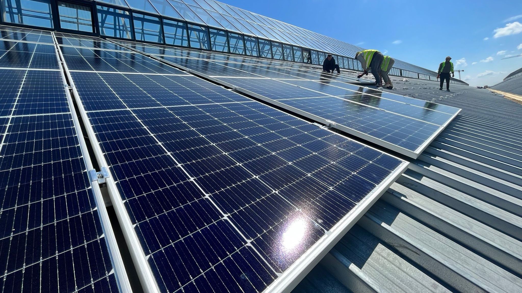 Una dintre cele mai mari clădiri din România va fi acoperită cu panouri solare. Câtă energie vor produce