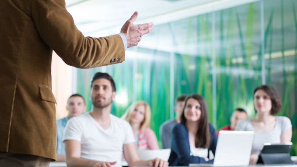 Ciucă: Sunt bani și pentru creșterea salariilor profesorilor. În 2024, bugetul pentru Educație va fi mai mare cu 61%