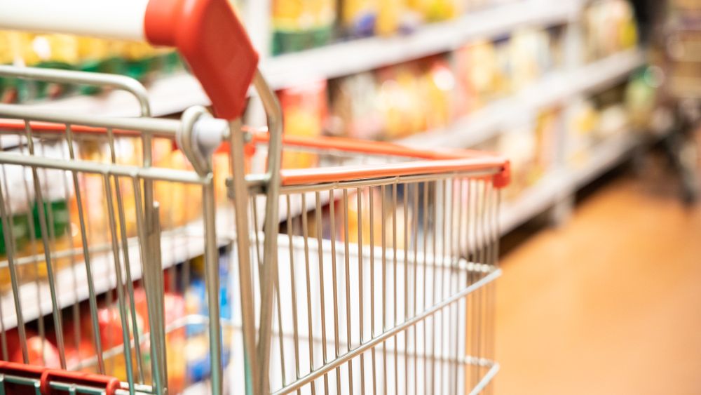 Cât au cheltuit românii în marile lanțuri de retail în 2025. Suma a crescut cu 77% față de 2019