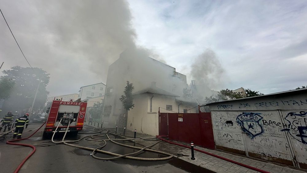 Incendiu puternic la o casă din sectorul 2 al Capitalei. Pompierii intervin cu cinci autospeciale de stingere