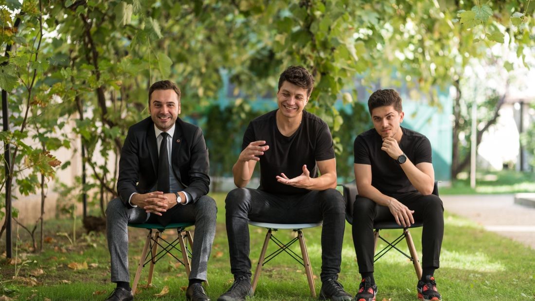 Made in Braila: Statii de incarcare solare, gata sa cucereasca strazile