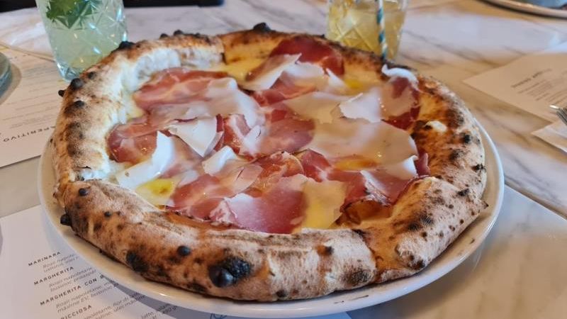 Review restaurant George Butunoiu: Pizza Mamizza și-a schimbat locul