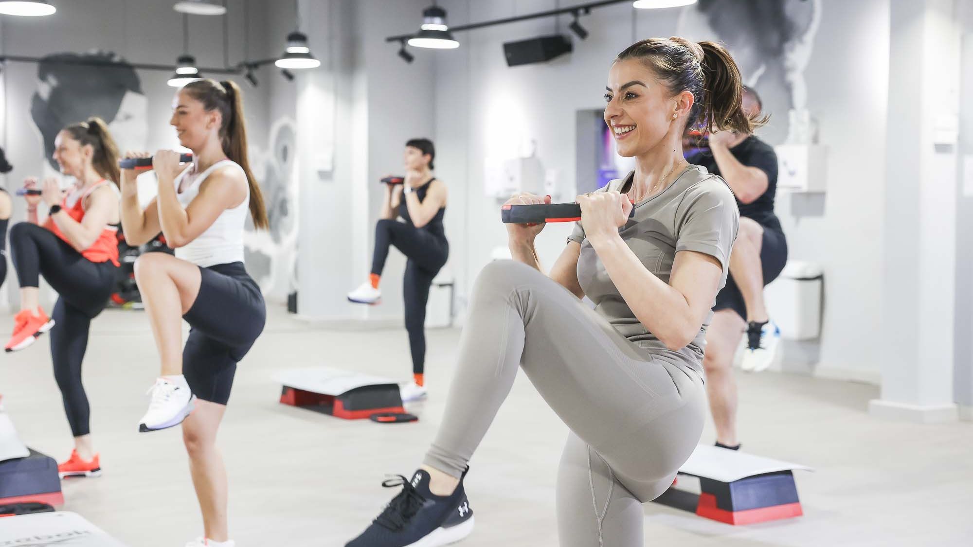 Cum te ajută antrenamentele fitness de grup să îți îmbunătățești performanța sportivă