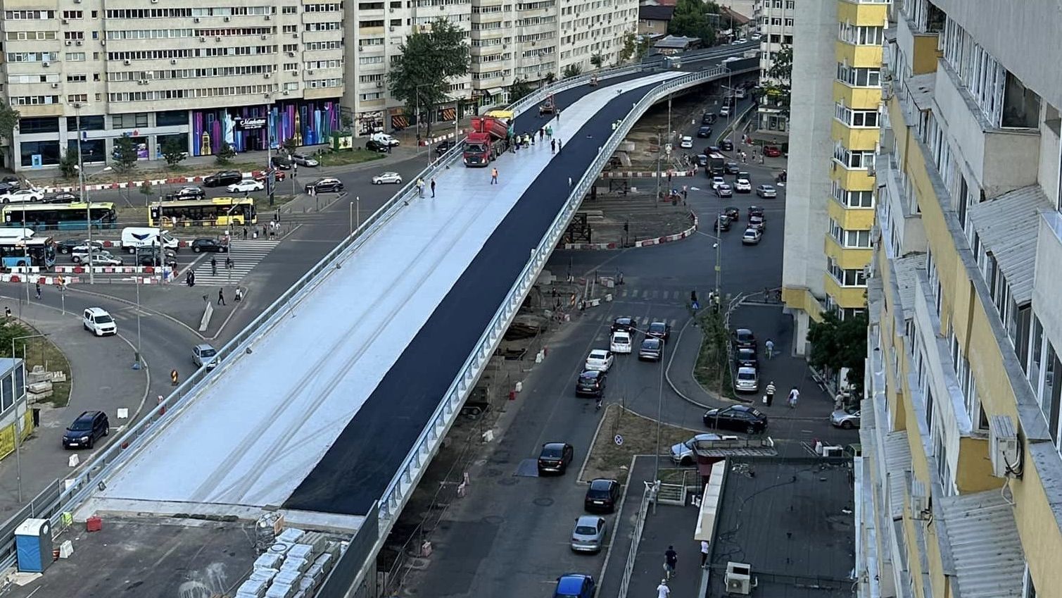 [GALERIE FOTO] A început asfaltarea Pasajului Doamna Ghica. Când se va putea circula pe el