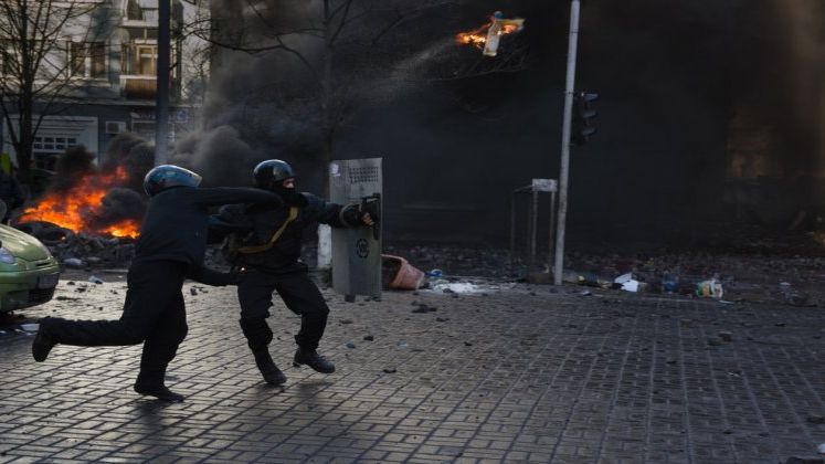 Mii de oameni au iesit in strada pentru a doua zi consecutiv pentru a protesta fata de Trump