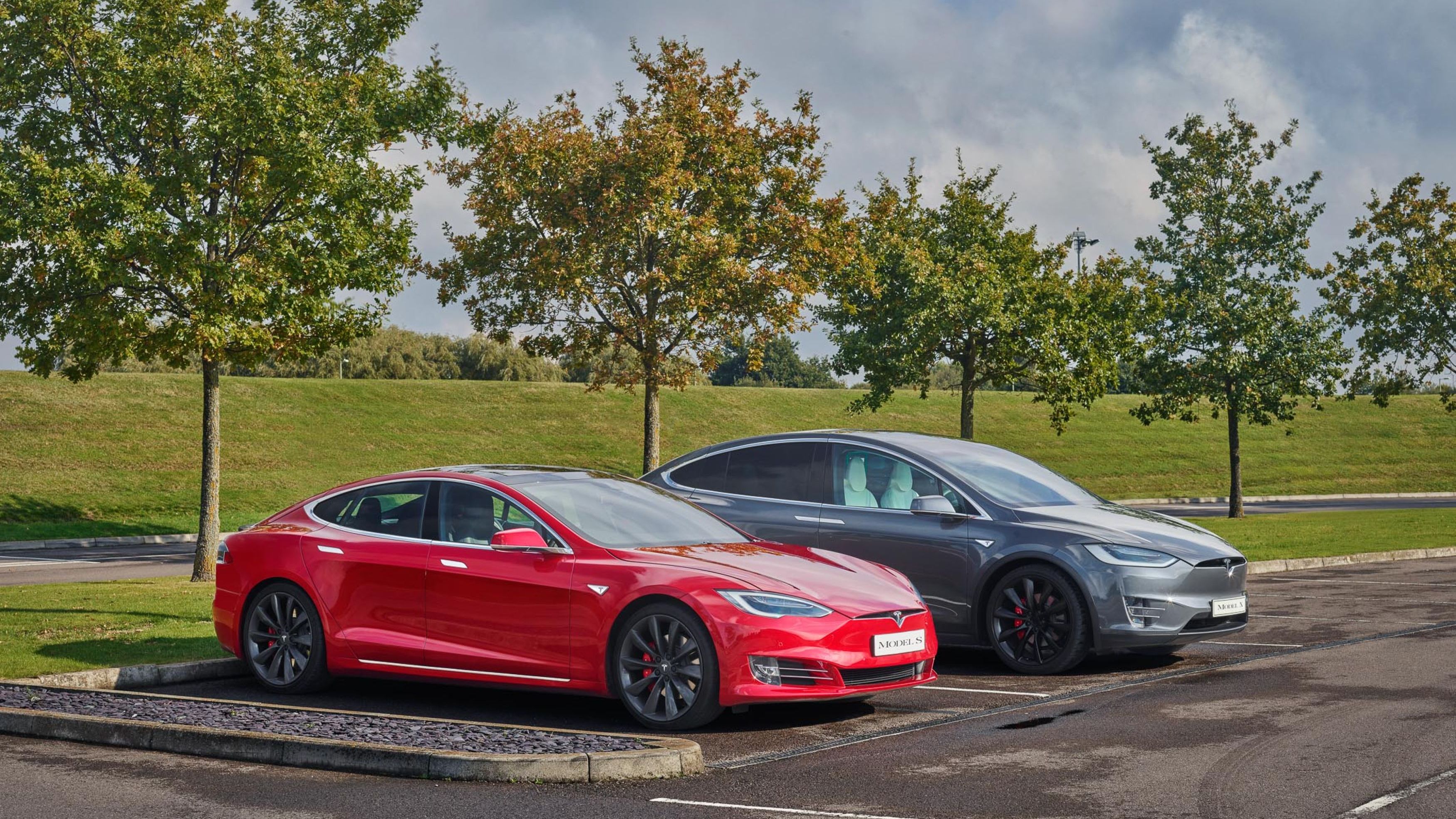Tesla oprește producția lui Model X și Model S pentru a produce roboți