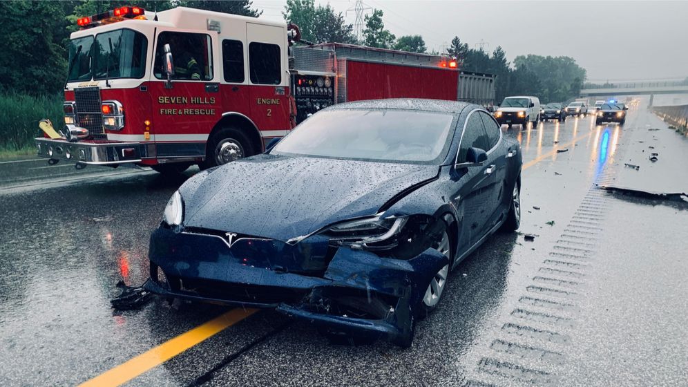 Aproape toate vehiculele Tesla, rechemate în service în SUA din cauză că semnalele de avertizare sunt greu de citit