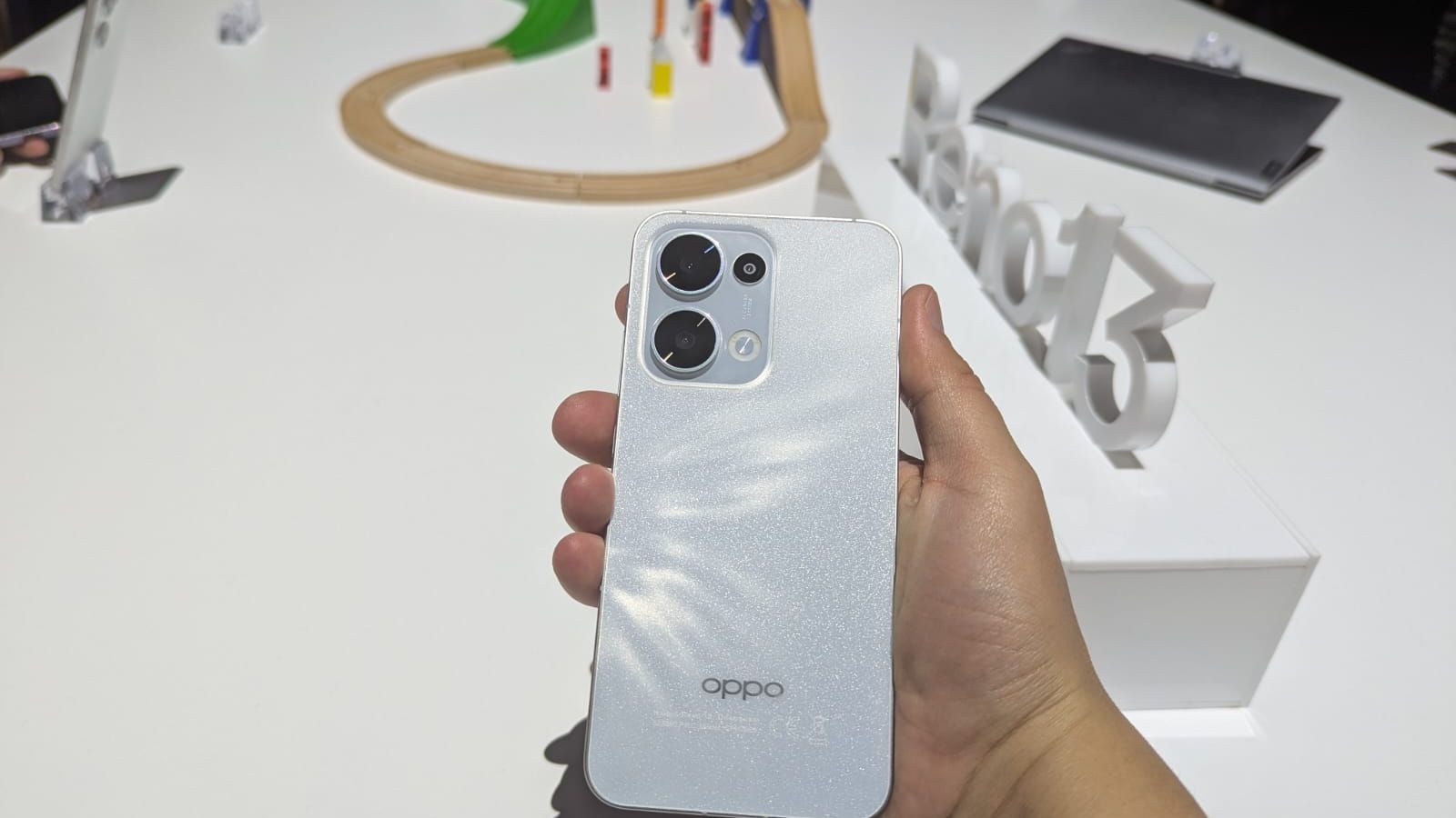 OPPO lansează Reno 13: O nouă serie de telefoane cu AI, pe care le poți folosi pentru fotografii subacvatice. Prețurile încep de la 380 de euro