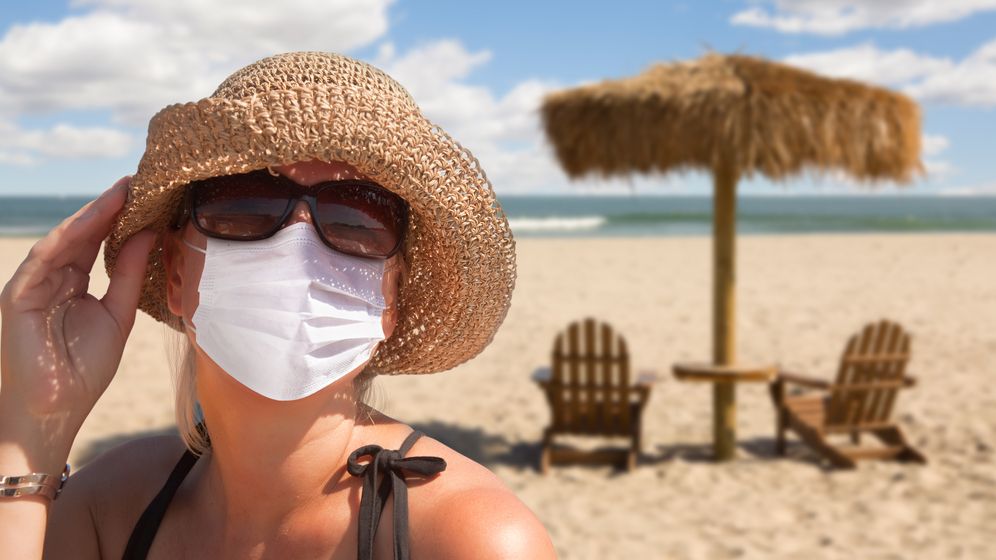 Țara care vrea ca masca de protecție să fie OBLIGATORIE și pe plajă