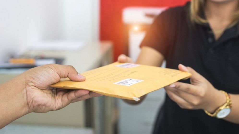 Zeci de oameni rămași fără pensii și alocații, după ce poștărița a păstrat banii