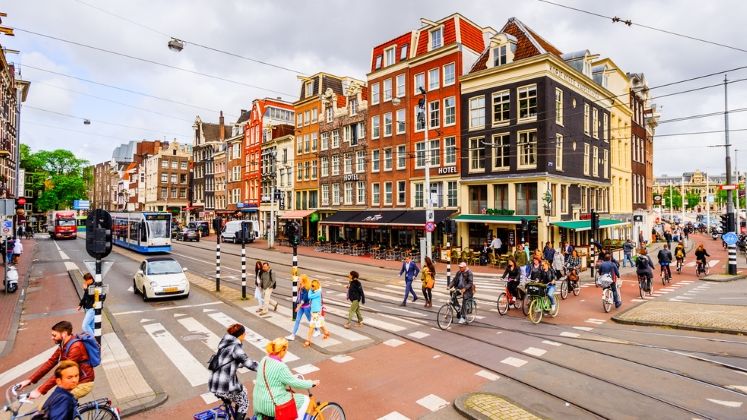 Autoritatile olandeze au arestat un suspect, care a intrat cu masina in pietoni, in Amsterdam