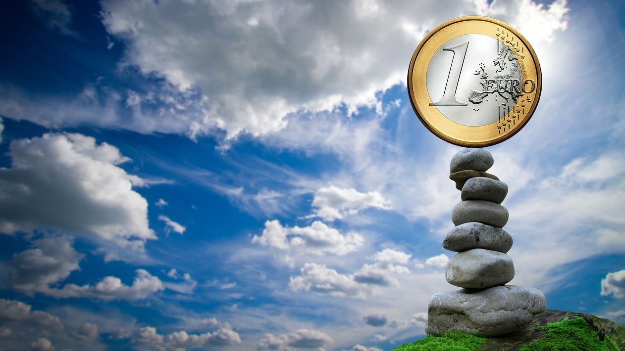 Romanii se pregatesc de un 2018 cu un euro tot mai scump. Depozitele in valuta cresc puternic pe final de an