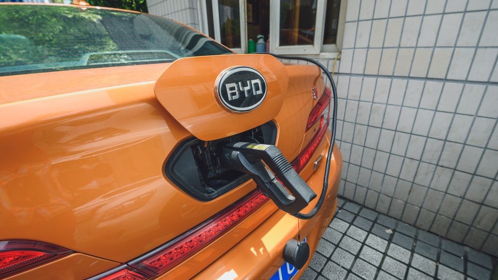 Chinezii construiesc o mașină electrică cu 10.000 de euro mai ieftin decât europenii. Importurile vor continua