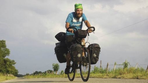 Romanul care a facut autostopul pana in Iran si acum traverseaza Americile pe bicicleta