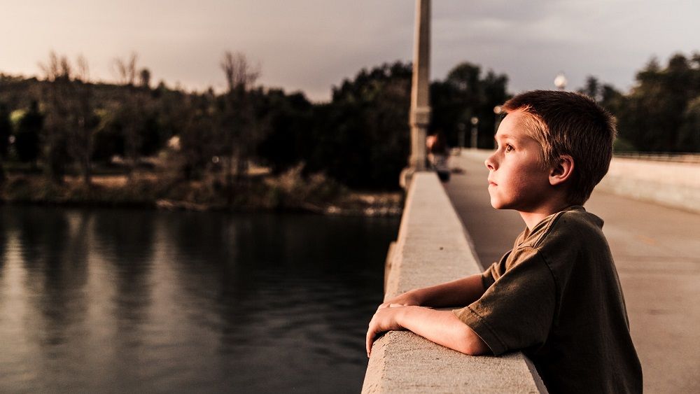 Copiii diasporei: Peste 21.000 de copii români sunt rămași în țară fără niciun părinte cu ei