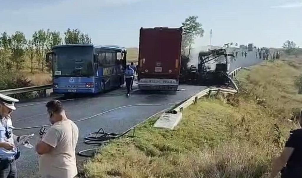 Accident grav în Teleorman, cu două autocare și un tir. În urma accidentului a izbucnit și un i - Imagine 3