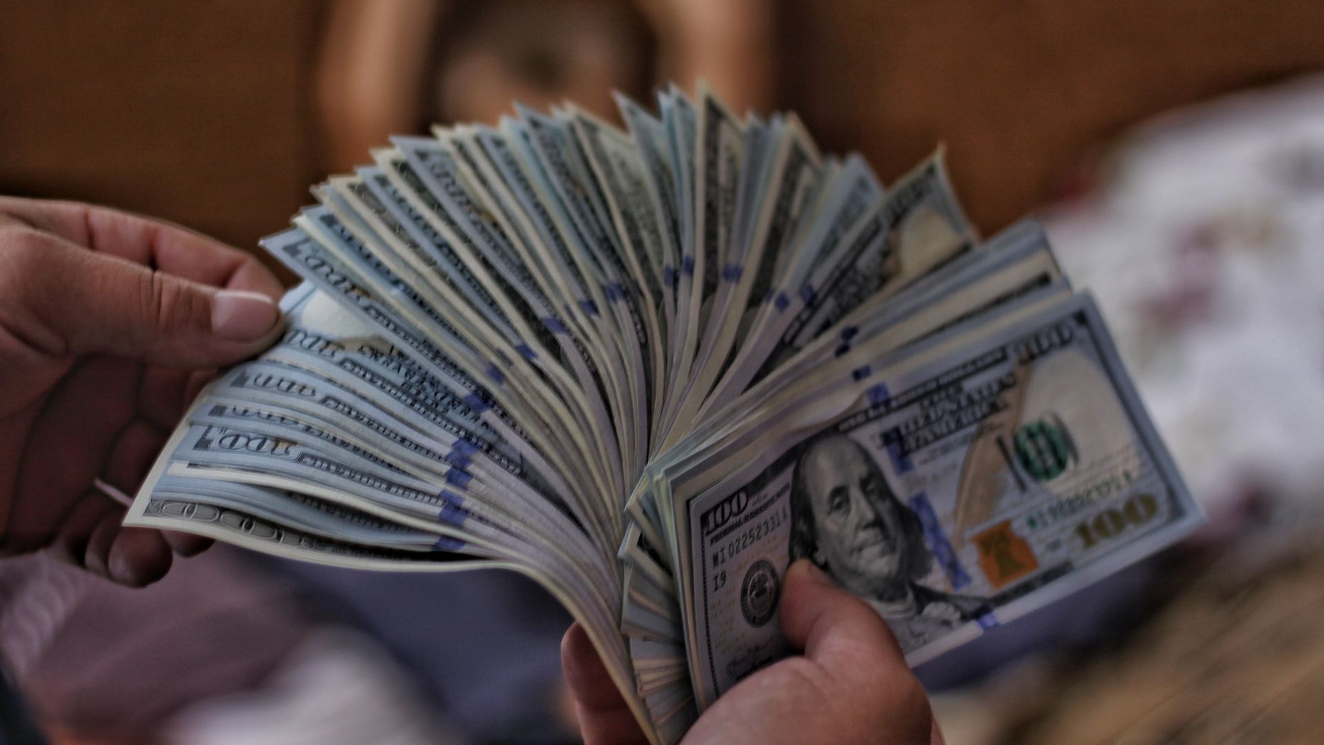 Un șofer din SUA a aruncat mii de dolari pe geamul mașinii, ca să-i ”binecuvânteze pe cei din jur”