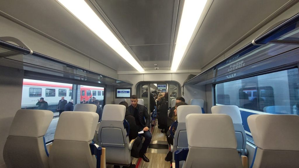 GALERIE FOTO | Primul tren electric cumpărat de România în 40 de ani, gata de prima călătorie - Imagine 6