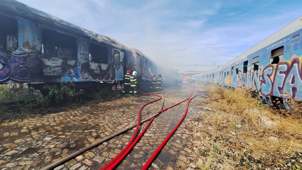 GALERIE FOTO: Incendiu puternic în zona Podului Grant și a Podului Basarab. Două vagoane dezafect - Imagine 4