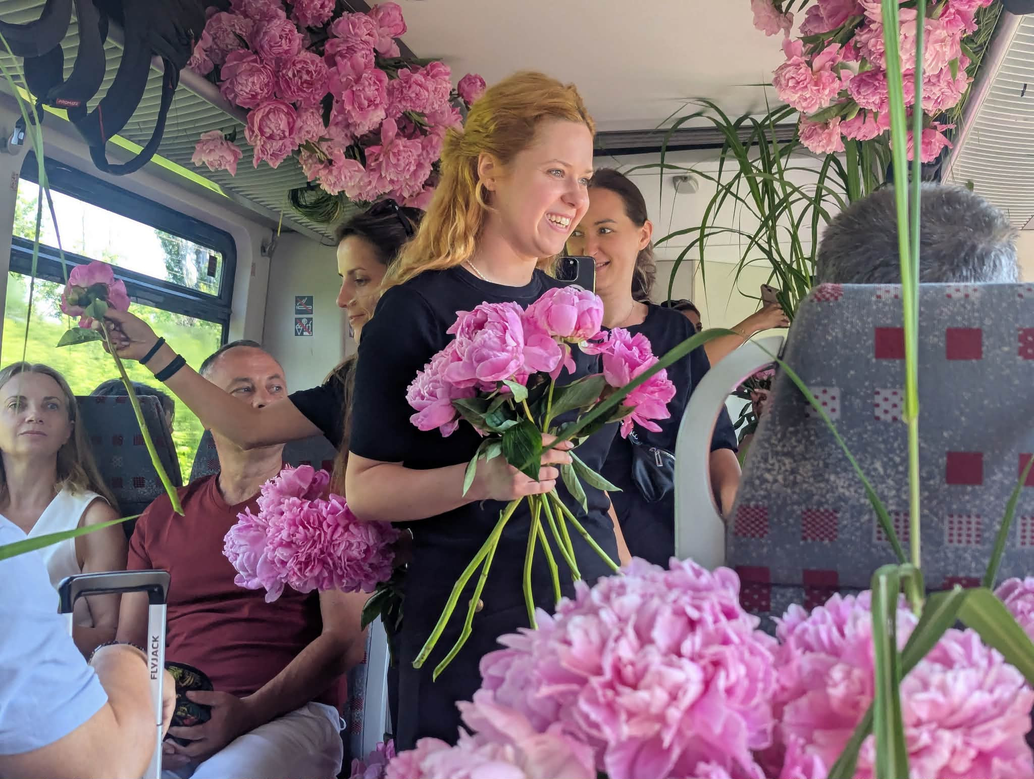 INEDIT | Trenurile din București către Aeroportul Otopeni, decorate cu flori de la florăria Iris