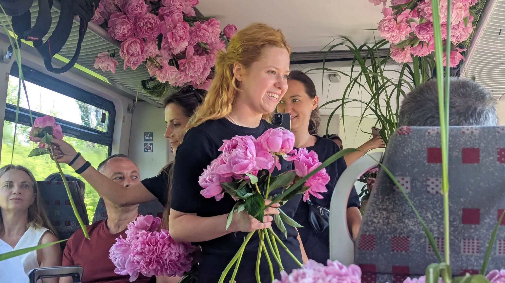 INEDIT | Trenurile din București către Aeroportul Otopeni, decorate cu flori de la florăria Iris