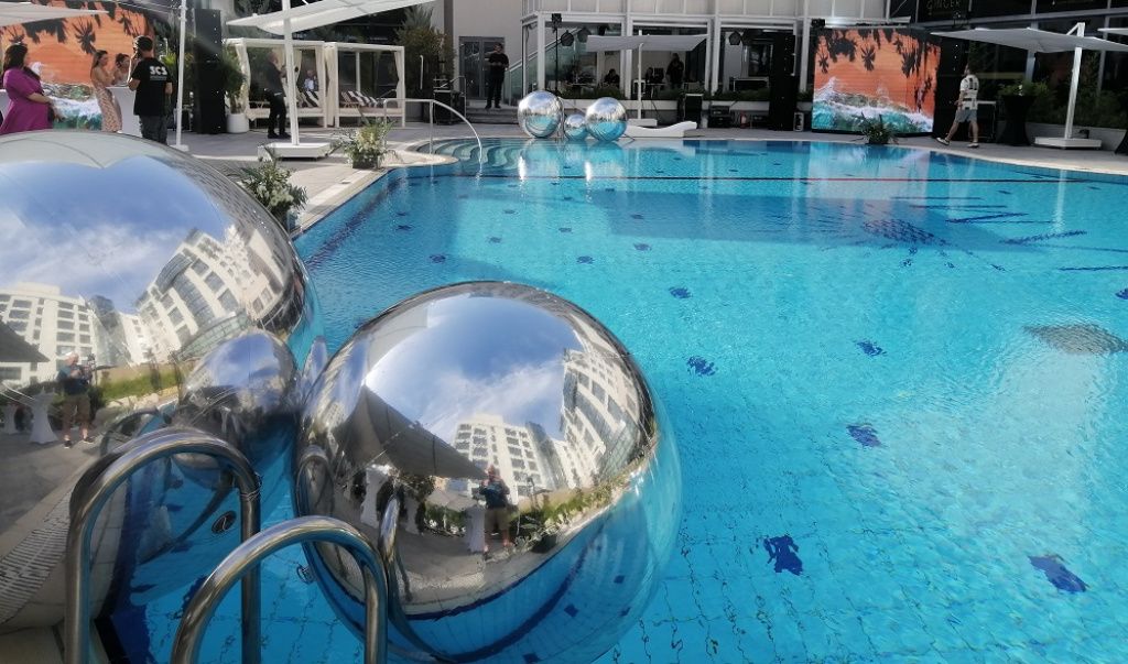FOTO | Radisson Blu s-a reinventat: terasa cu piscină a devenit plajă urbană. Cum arată Nami Bea - Imagine 10