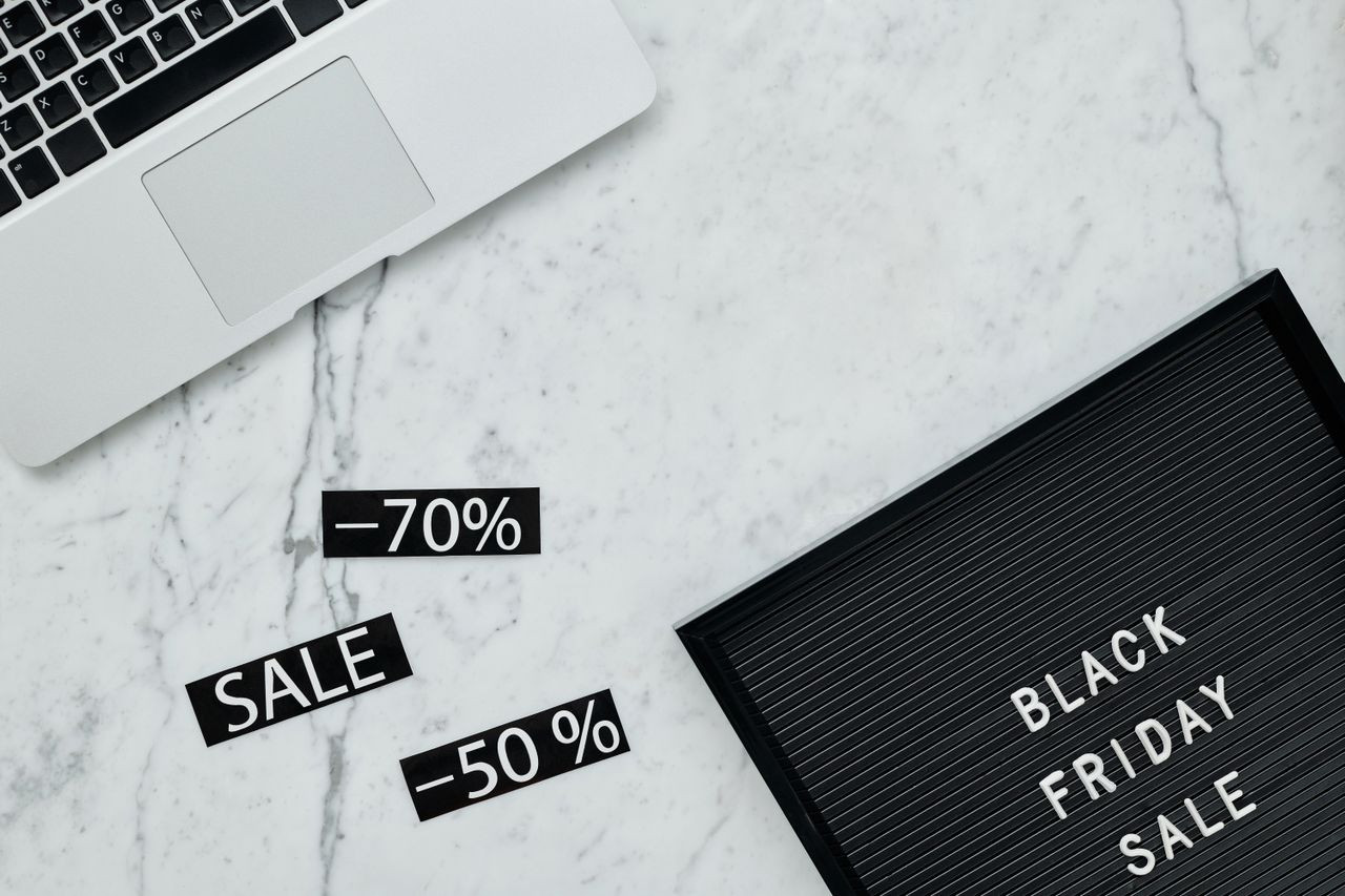 Black Friday online sau în magazin? Unde găsești prețuri mai bune și ce avantaje are fiecare variantă