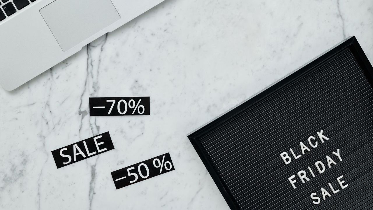 Black Friday online sau în magazin? Unde găsești prețuri mai bune și ce avantaje are fiecare variantă