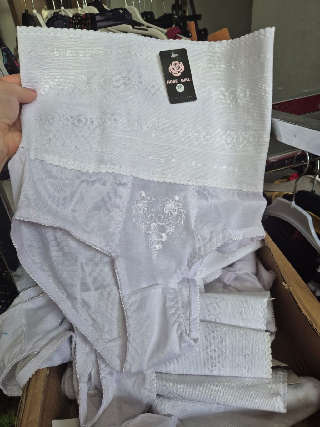 FOTO | În excursie la magazinul ANAF din București: Cum arată și cât costă marfa. Fiscul nu ac - Imagine 7