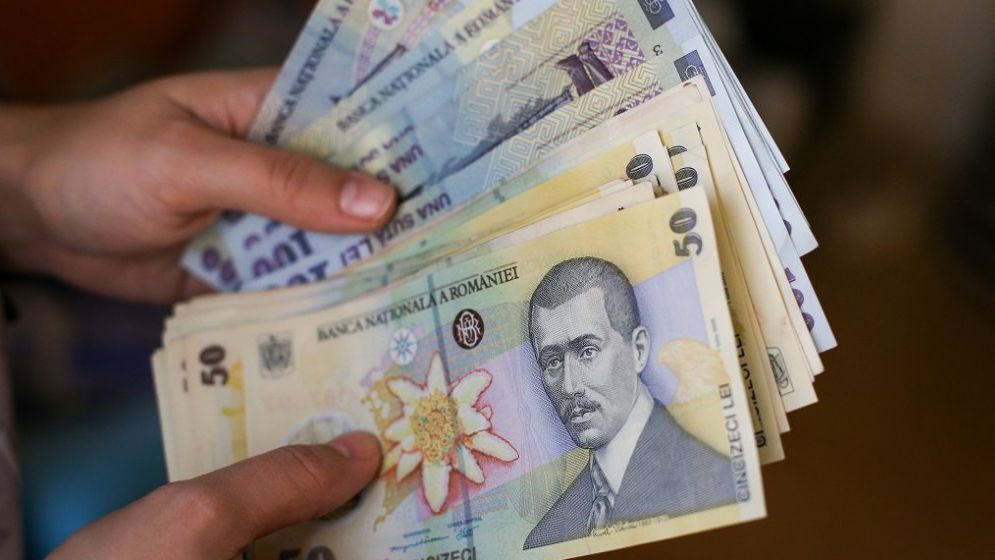 Topul salariilor: Unde au crescut cel mai mult și care sunt domeniile lovite de austeritatea lui Bolojan