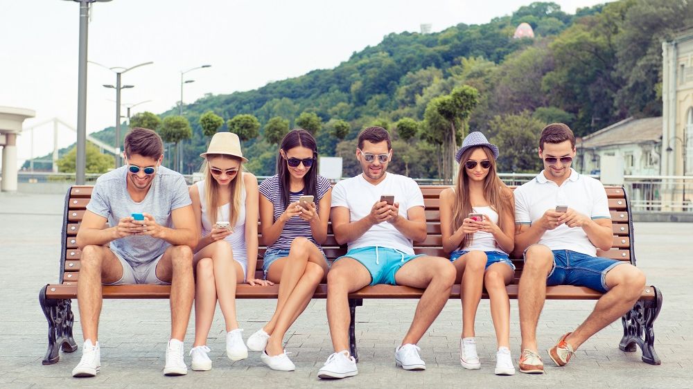 STUDIU: Gen Z din România dă skip reclamelor și preferă să asculte de influencerii mici