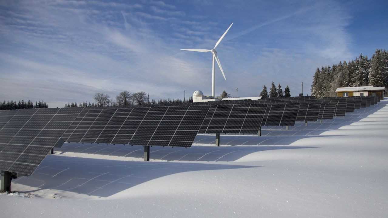 Energia solară și eoliană a depășit pentru prima dată în UE cea produsă folosind gazele