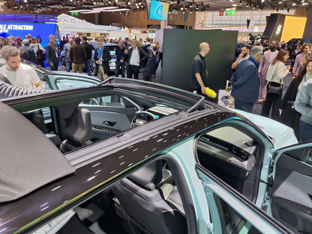 GALERIE FOTO | Noul Renault 4 E-Tech Electric a fost lansat la Paris. Cum arată, cât costă și ce - Imagine 18