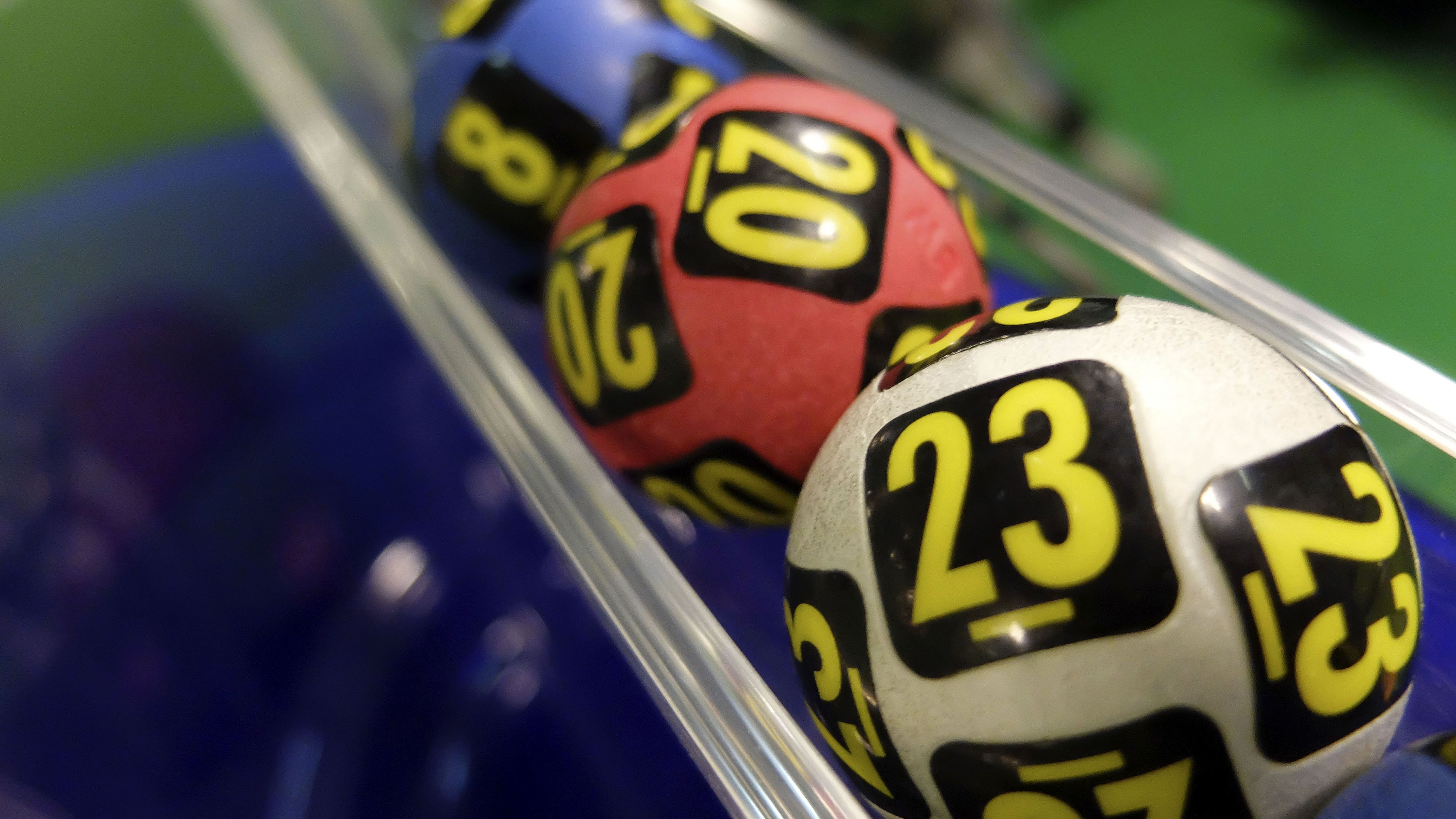 Pensionara care a castigat 5 milioane de euro la Loteria Romana si-a ridicat premiul