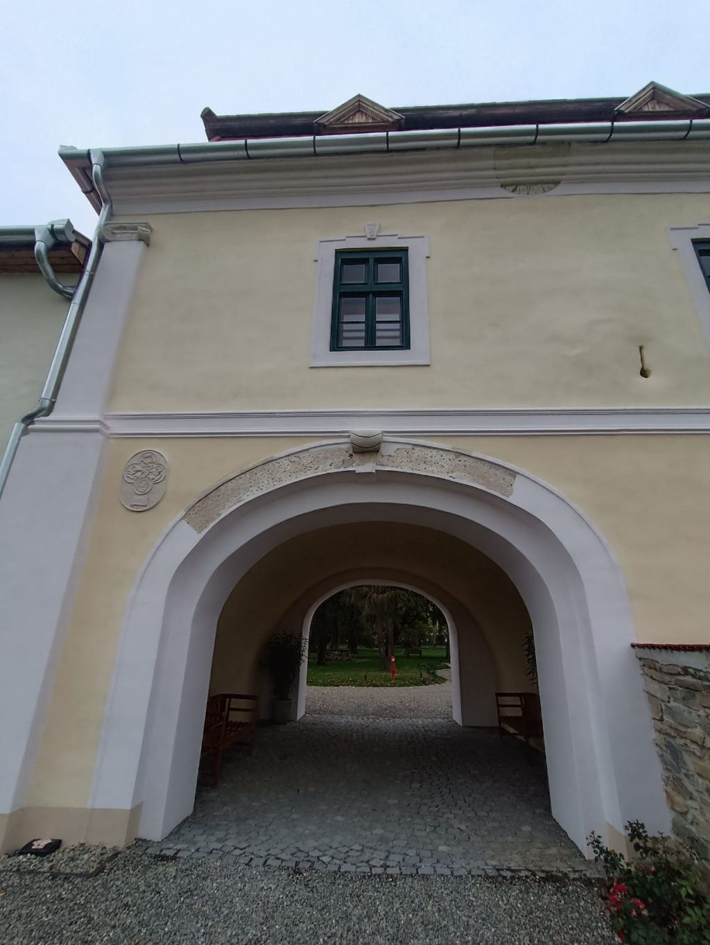 GALERIE FOTO: Magia unui castel ascuns din inima Transilvaniei. Castelul Ugron a fost uitat de lume - Imagine 5