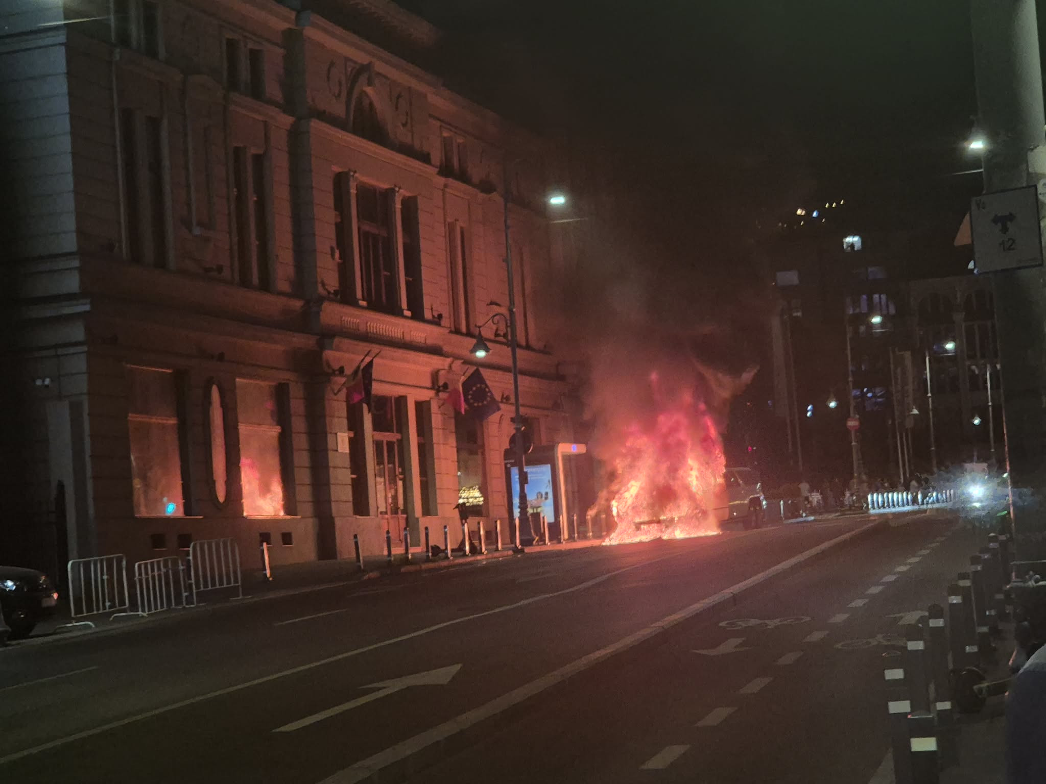 Incendiu pe Calea Victoriei. O limuzină a ars în Centrul Capitalei