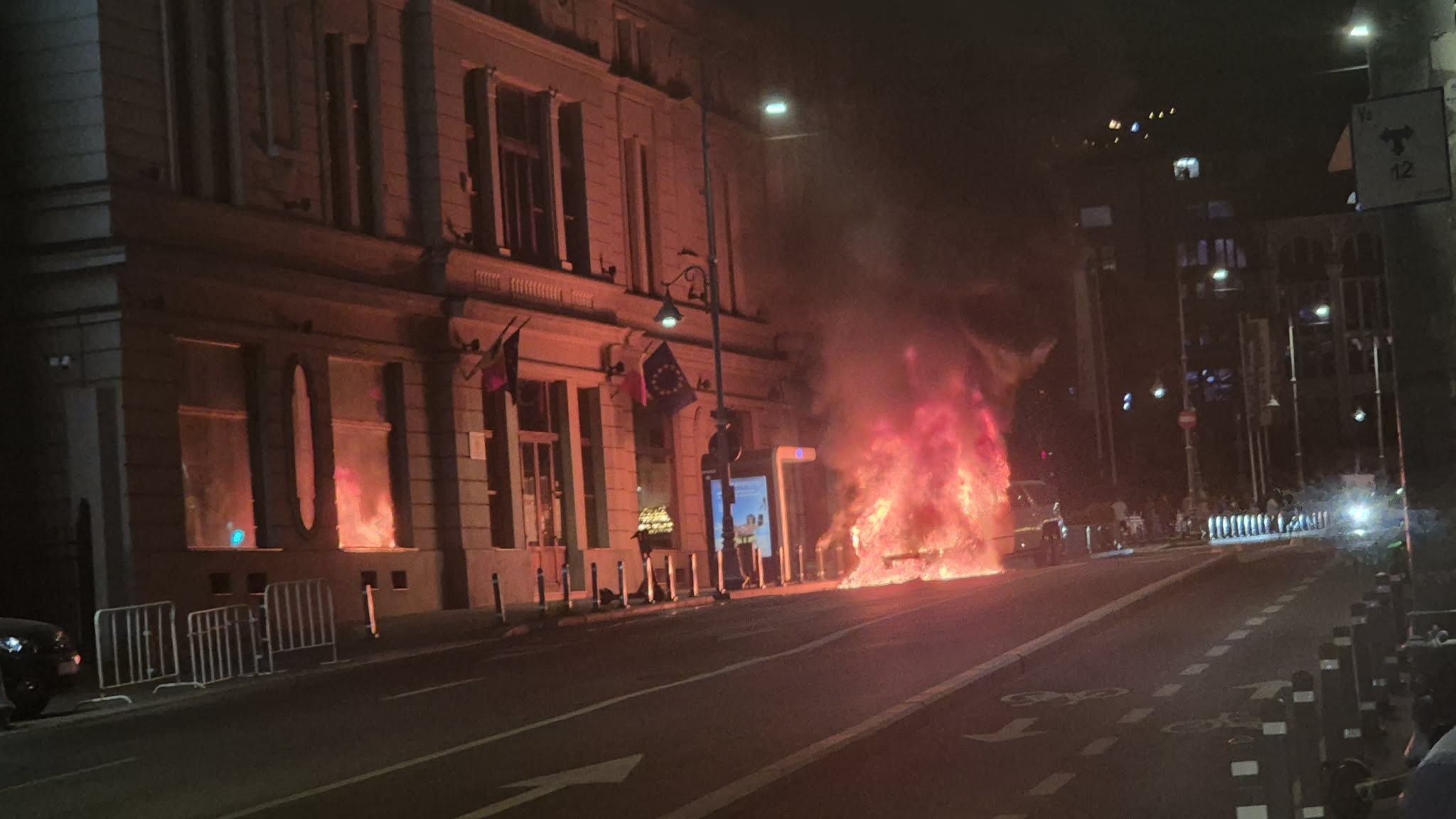 Incendiu pe Calea Victoriei. O limuzină a ars în Centrul Capitalei