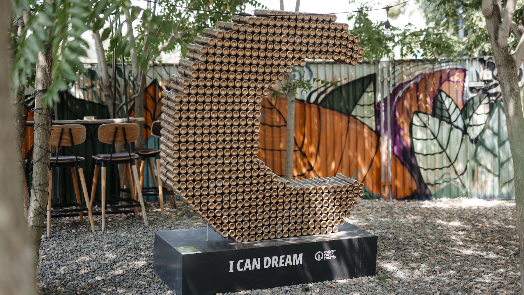 Lucrările de artă din doze de aluminiu ale Every Can Counts transformă sustenabilitatea într‑o experiență vizuală în restaurantele grupului City Grill