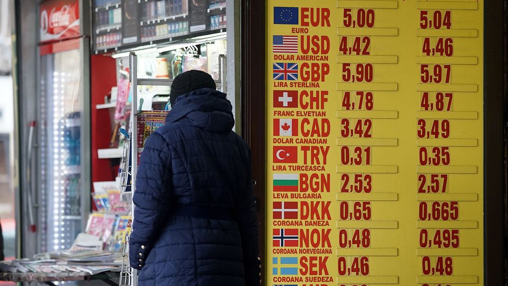 Economist-șef BCR: Leul nu se va deprecia în ritmul în care euro cade în fața dolarului