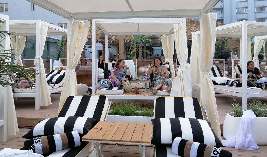 FOTO | Radisson Blu s-a reinventat: terasa cu piscină a devenit plajă urbană. Cum arată Nami Bea - Imagine 6