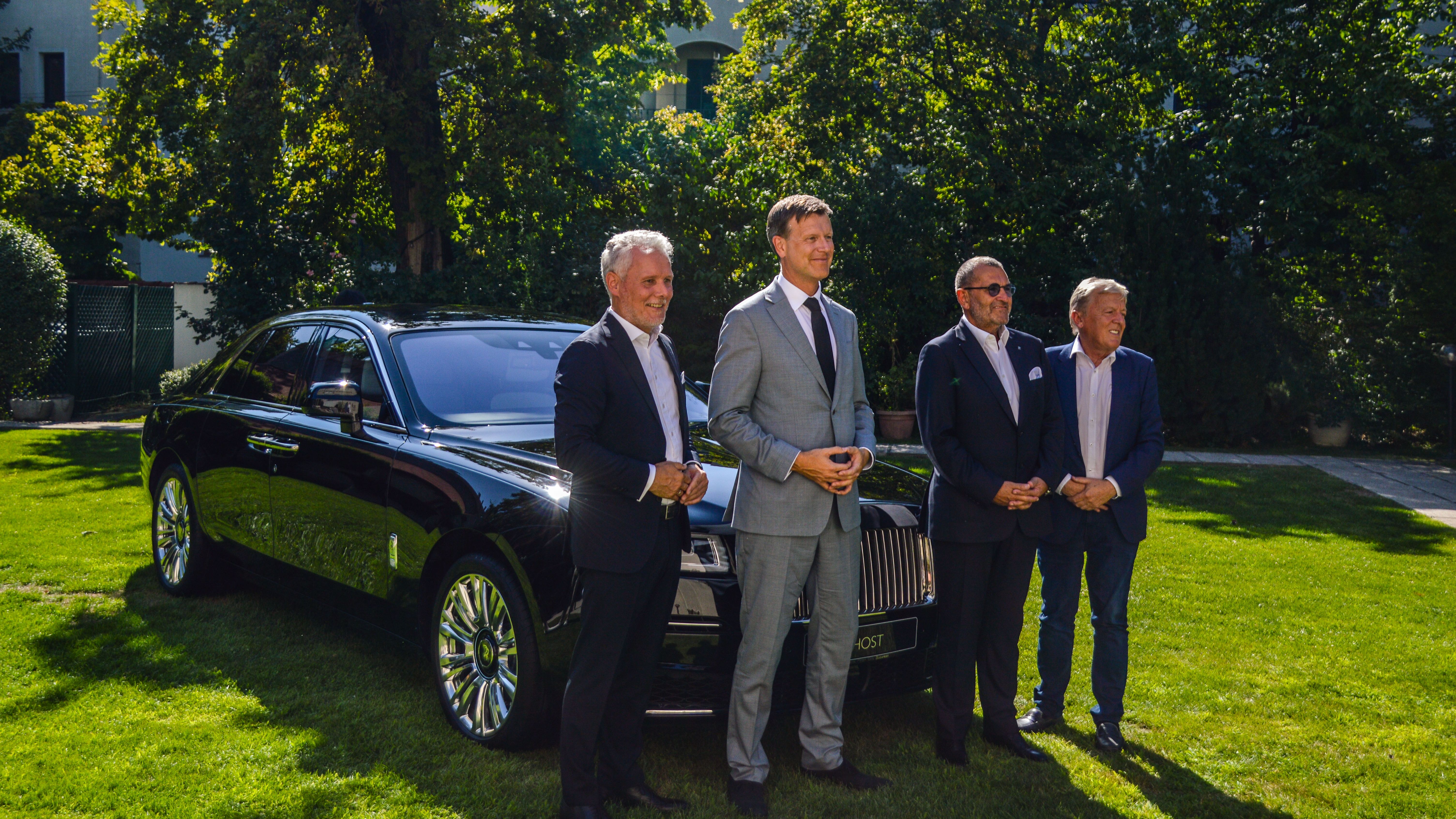 Rolls-Royce deschide un showroom în România. Unde vor putea fi văzute celebrele Ghost și Phantom