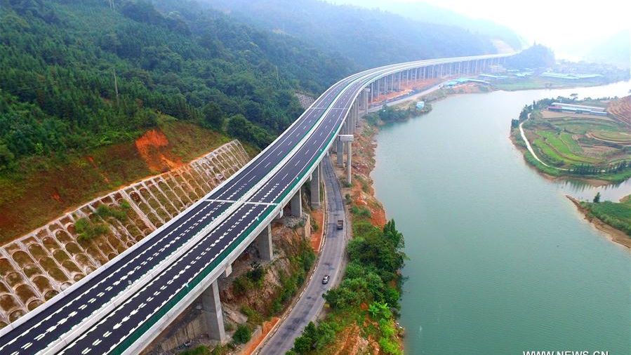 Chinezii au construit, intr-un timp record, inca o autostrada intr-o zona muntoasa