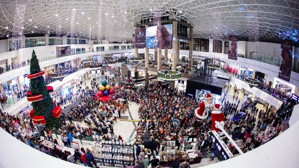 Dezvoltatorii centrelor comerciale investesc sute de mii de euro in patinoare si in amenajarea targurilor de Craciun